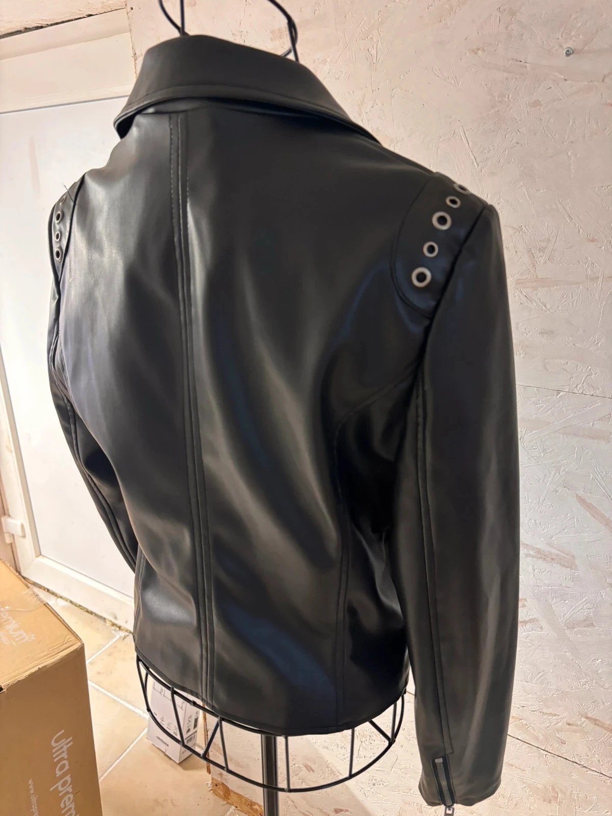 Zwarte faux lederen perfecte jas met bloemvoering Kaporal (Model Torid) Maat M (38) – photo 10